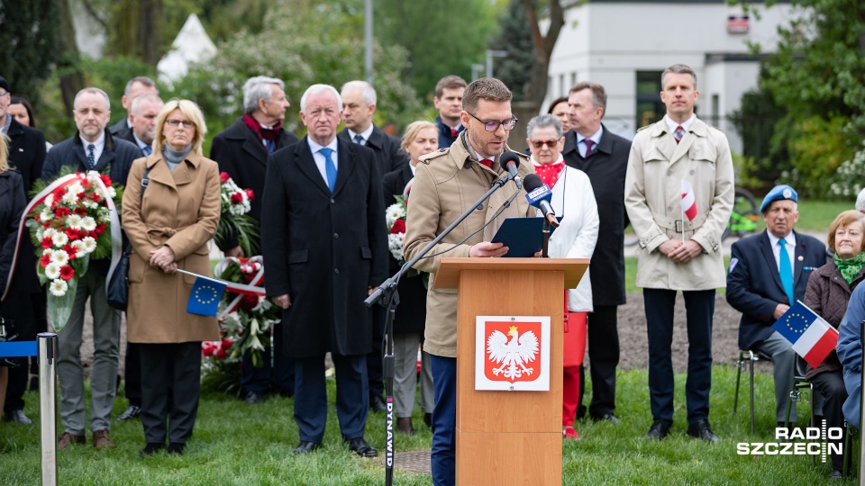 Miejskie obchody Dnia Flagi Rzeczypospolitej Polskiej odbyły się w samo południe przy Pomniku Czynu Polaków na Jasnych Błoniach w Szczecinie. Fot. Robert Stachnik [Radio Szczecin]