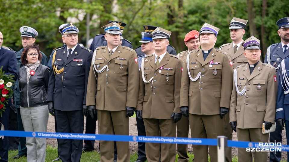 Miejskie obchody Dnia Flagi Rzeczypospolitej Polskiej odbyły się w samo południe przy Pomniku Czynu Polaków na Jasnych Błoniach w Szczecinie. Fot. Robert Stachnik [Radio Szczecin]