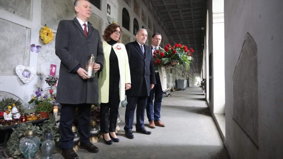 Członkowie PO w Warszawie złożyli kwiaty przy grobie Hugona Kołłątaja, jednego ze współtwórców tamtej konstytucji. źródło: https://twitter.com/schetynadlapo