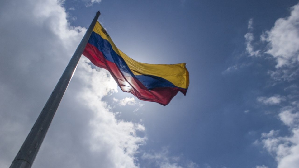 Juan Guaidó jest przewodniczącym wenezuelskiego parlamentu. W styczniu ogłosił się tymczasowym prezydentem tego kraju. Fot. pixabay.com/pl/photos/wenezuela-bandera-banderą-caracas-1716111.