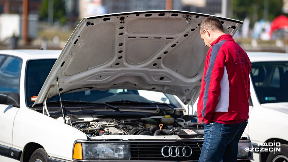 Właściciele samochodów marki Audi wymieniali się doświadczeniami i prezentowali swoje maszyny. Fot. Robert Stachnik [Radio Szczecin]
