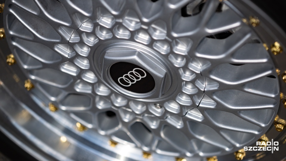 Właściciele samochodów marki Audi wymieniali się doświadczeniami i prezentowali swoje maszyny. Fot. Robert Stachnik [Radio Szczecin]