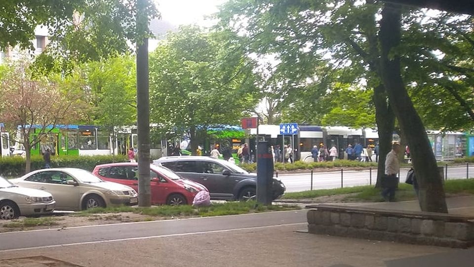 Na pl. Rodła wykoleił się tramwaj nr 3. Przerwa w kursowaniu trwała 25 minut. źródło: Facebook Grupa Suszą! Szczecin