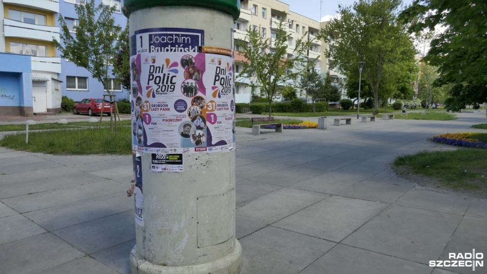 W miniony weekend plakaty promujące tegoroczne Dni Polic zostały naklejone na afisze wyborcze ministra spraw wewnętrznych i administracji. Fot. Adam Wosik [Radio Szczecin]