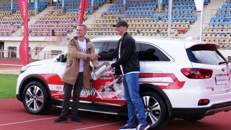 Grupa Polmotor przekazała szczecińskiemu tyczkarzowi Piotrowi Liskowi nowy model Kia Sorento. Mat. sponsora