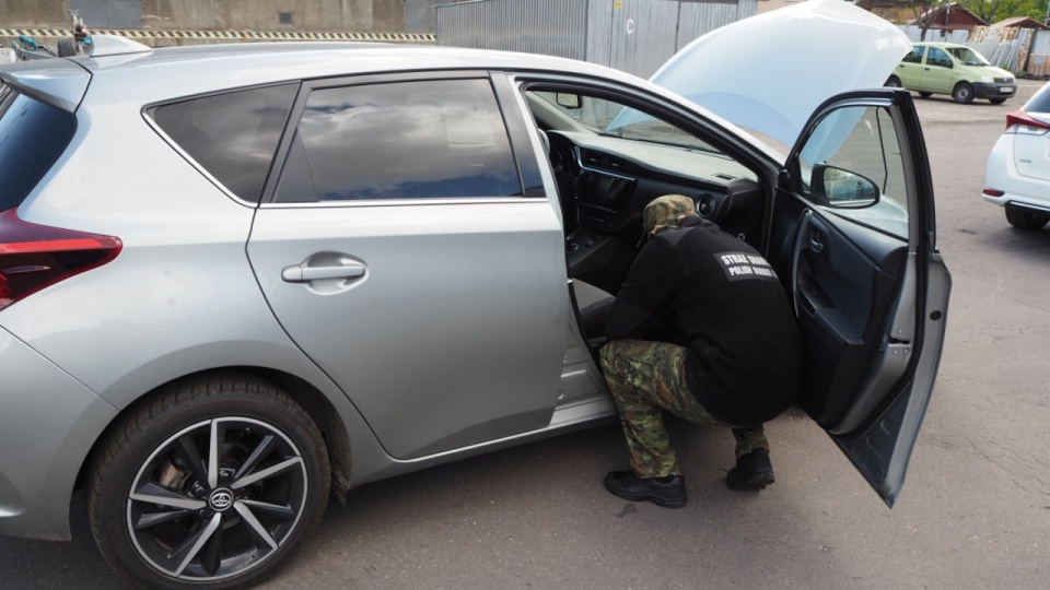 Dwie hybrydowe Toyoty Auris trafiły w ręce funkcjonariuszy Krajowej Administracji Skarbowej i Straży Granicznej zaraz po zjeździe z promu. źródło: Izba Administracji Skarbowej