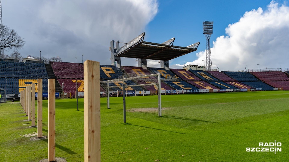 Rozpoczyna się demontaż zadaszenia na przebudowywanym piłkarskim obiekcie w Szczecinie. Fot. Robert Stachnik [Radio Szczecin]