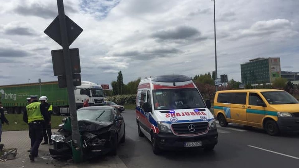 Ciężarówka zderzyła się z samochodem osobowym na Rondzie Uniwersyteckim w Szczecinie. źródło: Facebook Grupa Suszą! Szczecin