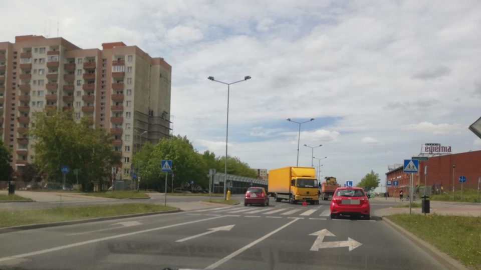 Zepsuta ciężarówka utknęła na skrzyżowaniu ul. Przyjaciół Żołnierza przy Starej Cegielni. źródło: Facebook Grupa Suszą! Szczecin