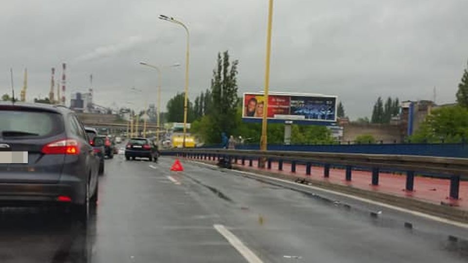 Na mokrej i śliskiej nawierzchni zderzyły się dwa samochody. Nikt nie został ranny ale zator do Gdańskiej ma już około kilometra. źródło: Facebook Grupa Suszą! Szczecin