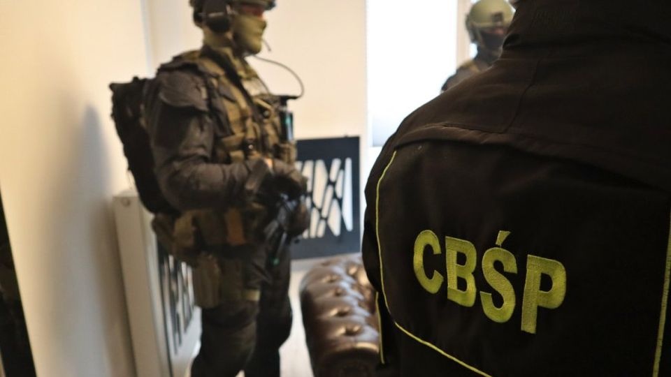 W trakcie akcji funkcjonariusze znaleźli ponad 4 kilogramy kokainy oraz marihuanę i amfetaminę o czarnorynkowej wartości około 1 mln 200 tys. złotych. źródło: http://www.cbsp.policja.pl/cbs