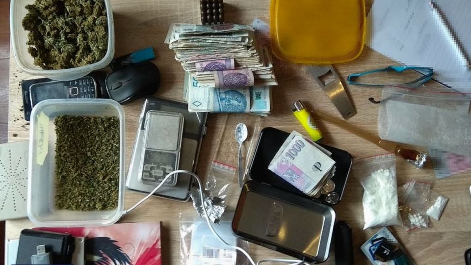 W trakcie akcji funkcjonariusze znaleźli ponad 4 kilogramy kokainy oraz marihuanę i amfetaminę o czarnorynkowej wartości około 1 mln 200 tys. złotych. źródło: http://www.cbsp.policja.pl/cbs