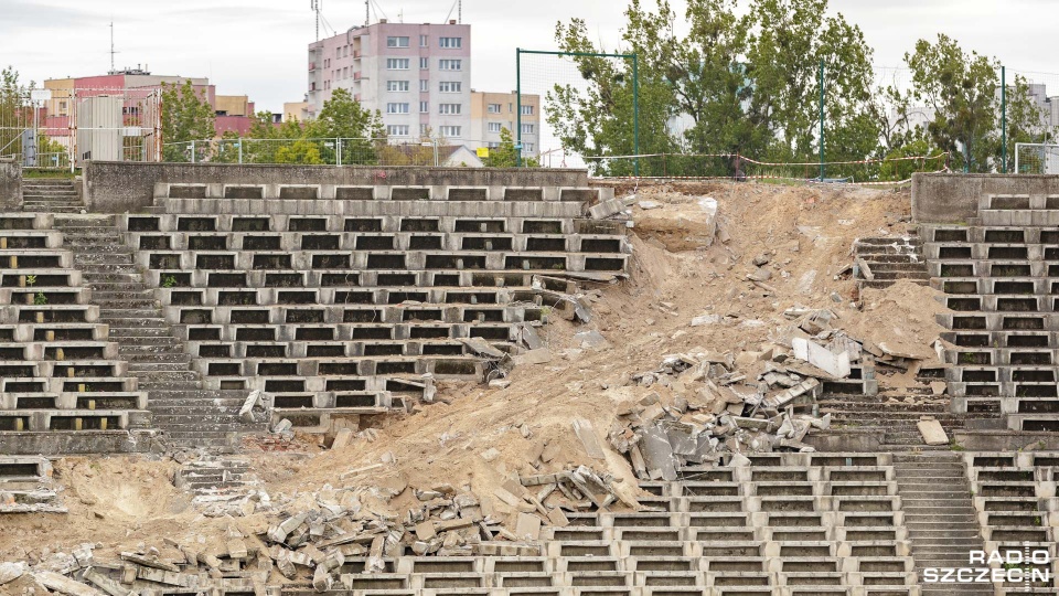 Przebudowa stadionu trwa od ponad dwóch miesięcy. Od tego czasu budowlańcy zdemontowali tysiące krzesełek oraz zadaszenie. Fot. Robert Stachnik [Radio Szczecin]