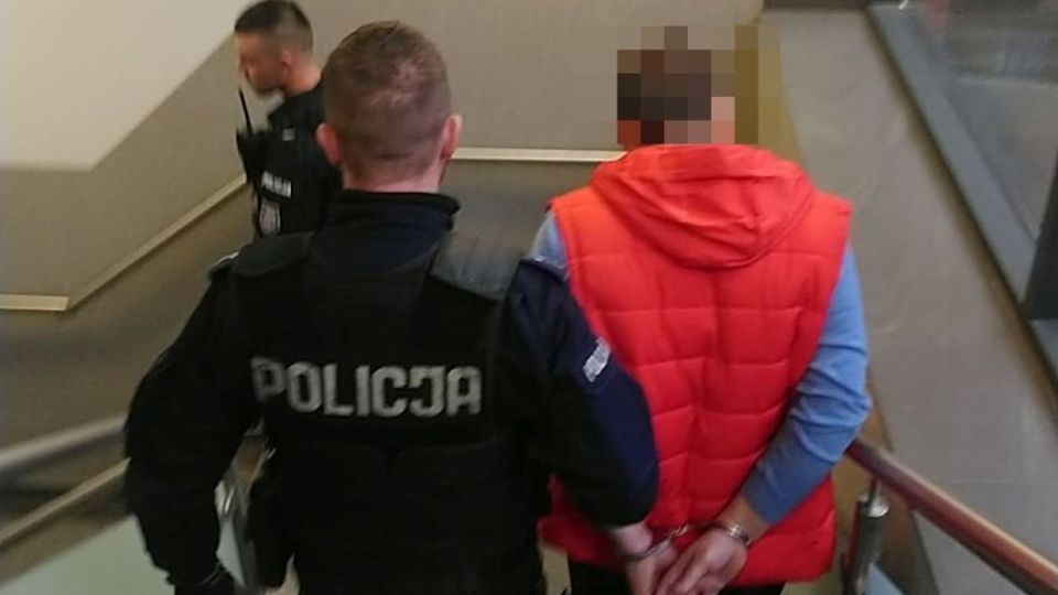 Mężczyzna "wpadł" podczas umówionego spotkania z dziewczynką. Usłyszał zarzuty, grożą mu 3 lata więzienia. źródło: http://zachodniopomorska.policja.gov.pl/