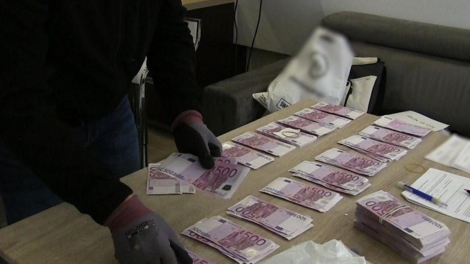 Grupa zajmowała się handlem narkotykami, przemytem papierosów i praniem brudnych pieniędzy. W ramach śledztwa ustalono, że gangowi udało się między innymi przemycić dwie tony kokainy z Kolumbii do Rumunii. źródło: CBŚP
