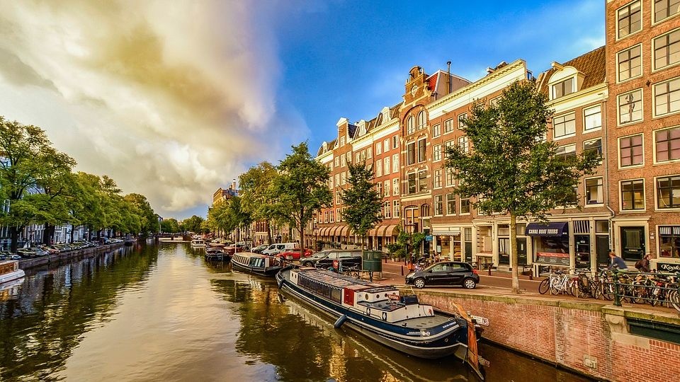 Amsterdam. https://pixabay.com/pl/1910176/kirkandmimi/ (CC0 domena publiczna)