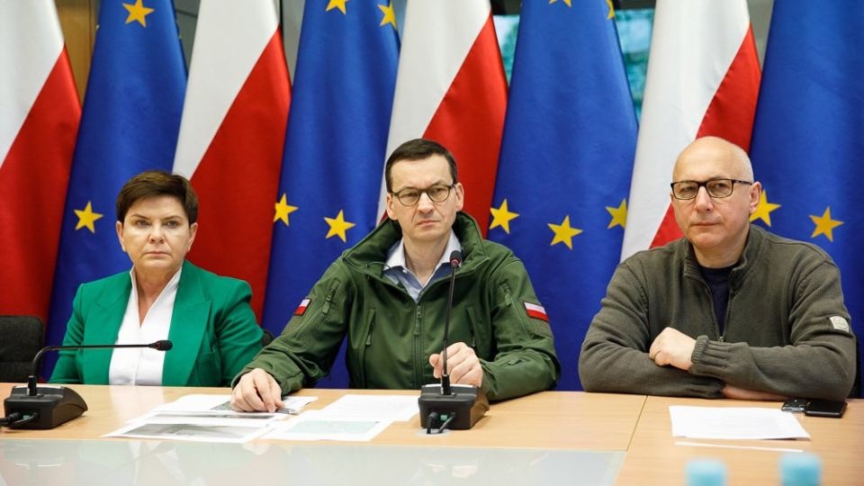 W Krakowie odbyło się posiedzenie sztabu zarządzania kryzysowego, z udziałem premiera Mateusza Morawieckiego,i ministrów między innymi szefa MSWiA Joachima Brudzińskiego. Fot. twitter.com/PremierRP