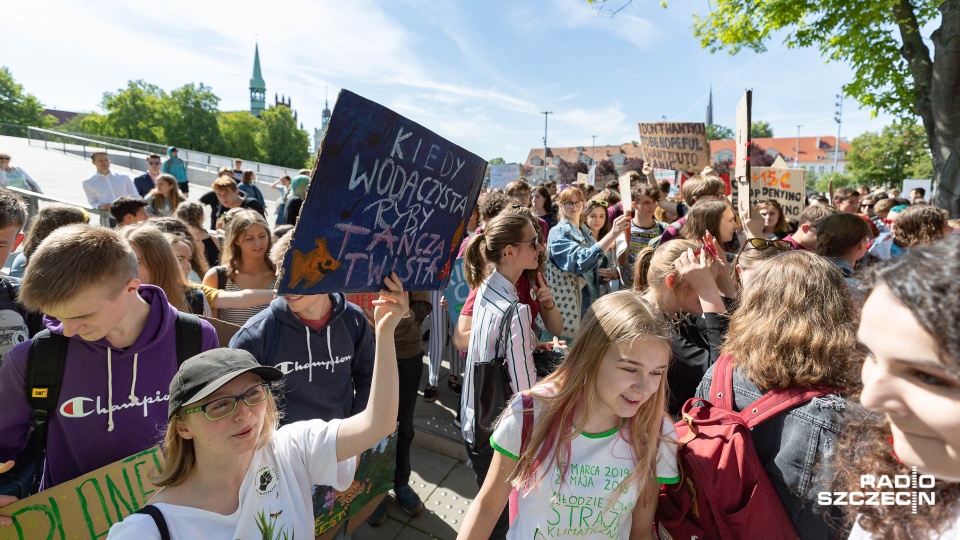 Marsz wystartował z pl. Solidarności i dotarł pod Urząd Miasta Szczecin. Marsze odbyły się w piątek w ponad 1000 miast na całym świecie. Fot. Robert Stachnik [Radio Szczecin]