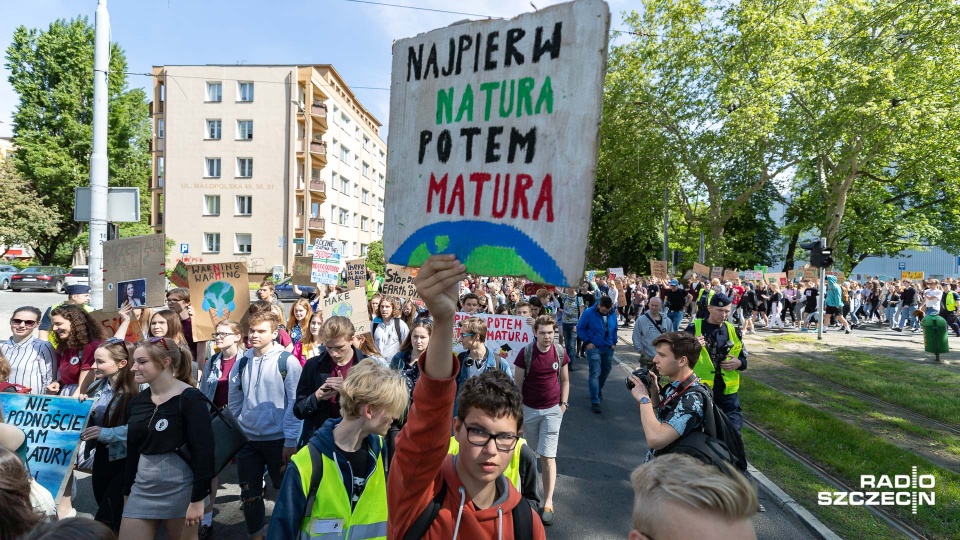 Marsz wystartował z pl. Solidarności i dotarł pod Urząd Miasta Szczecin. Marsze odbyły się w piątek w ponad 1000 miast na całym świecie. Fot. Robert Stachnik [Radio Szczecin]