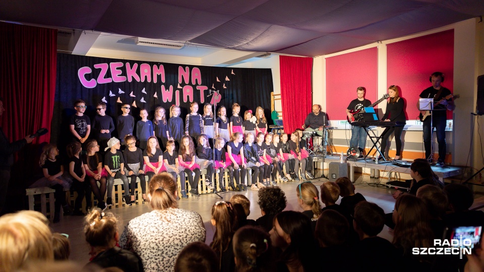 Na scenie placówki przy ulicy Broniewskiego łącznie wystąpiło kilkadziesiąt dzieci. Fot. Robert Stachnik [Radio Szczecin]