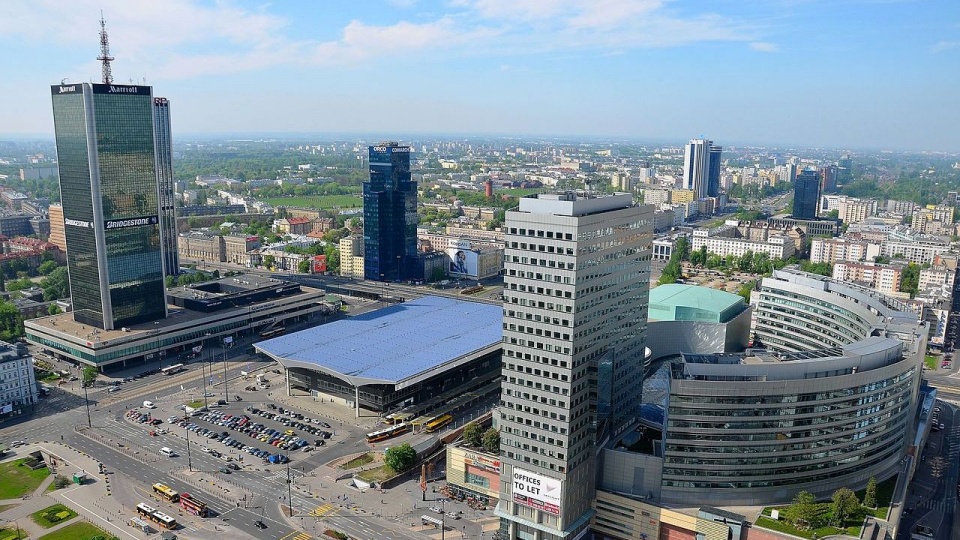 Po otrzymaniu zgłoszenia o człowieku wspinającym się po elewacji hotelu Marriott w centrum Warszawy, na miejsce przyjechali stołeczni strażacy, którzy m.in. rozstawili skokochrony, a także policja i karetki pogotowia. źródło: https://pl.wikipedia.org/wiki