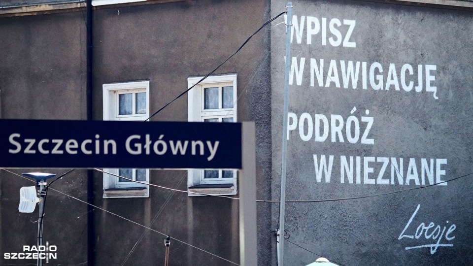 Mural „Wpisz w nawigację podróż w nieznane” na kamienicy przy ulicy Kolumba. Fot. Anna Łukaszek [Radio Szczecin]
