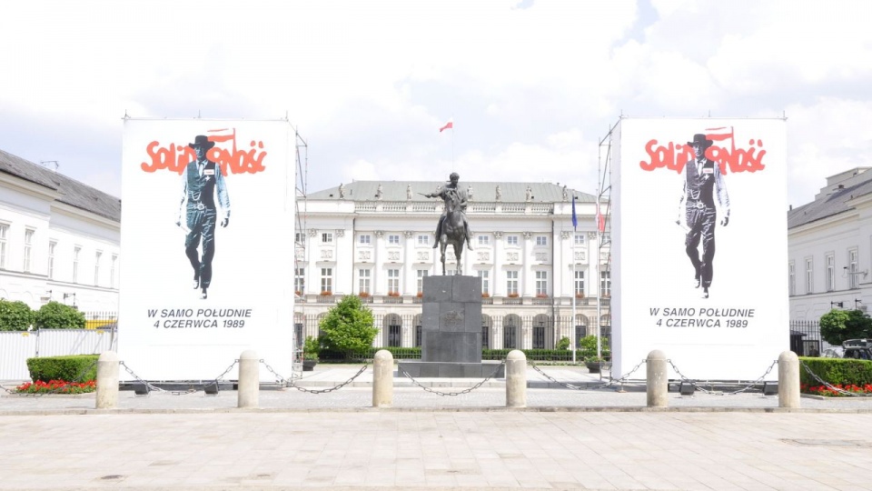 Plakat „Solidarności” nawiązujący do kadru z filmu W samo południe z Garym Cooperem stał się jednym z symboli wyborów kontraktowych. https://pl.wikipedia.org/wiki/Wybory_parlamentarne_w_Polsce_w_1989_roku