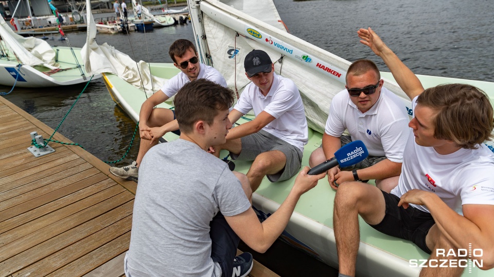Studenci i pracownicy naukowi rywalizują ze startu wspólnego na jachtach balastowych typu TOM 28. Fot. Robert Stachnik [Radio Szczecin]
