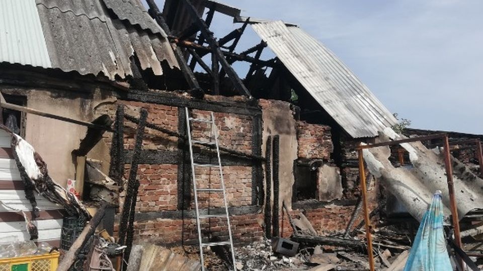 Po uderzeniu pioruna dom stanął w płomieniach. źródło: https://pomagam.pl/