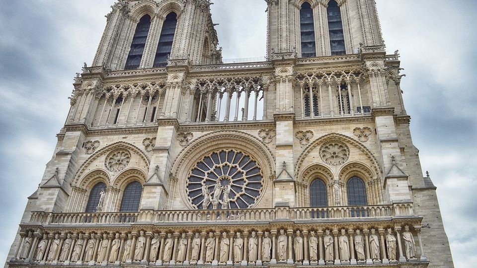 W katedrze Notre Dame w Paryżu zostanie w sobotę odprawiona pierwsza msza święta od pożaru, do którego doszło w kwietniu. źródło: https://pixabay.com/pl/4131864/digital341/(CC0 domena publiczna)