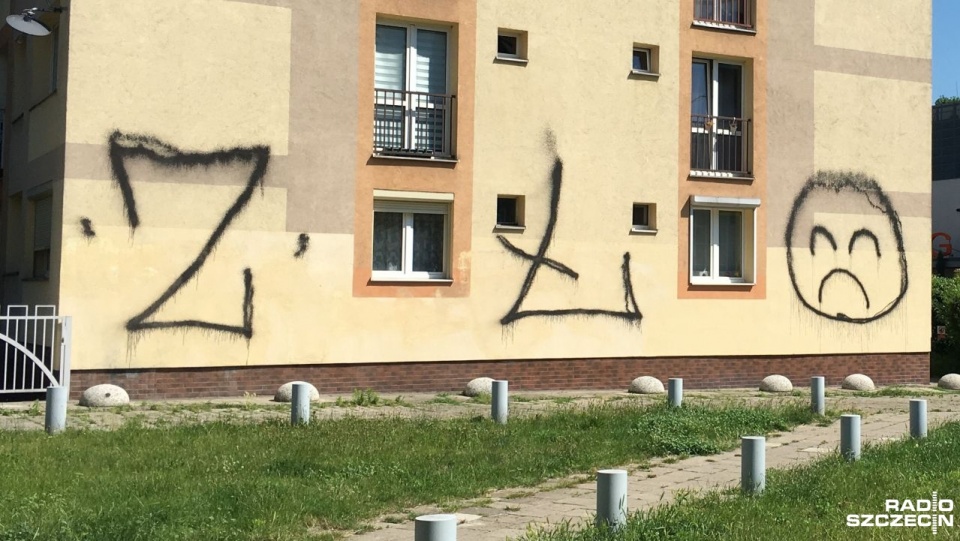 Na ścianie budynku - prawdopodobnie w weekend - ktoś namalował sprayem wysoki na około 3 metry napis ''ZŁO''. Fot. Radosław Jaczmiński [Radio Szczecin]