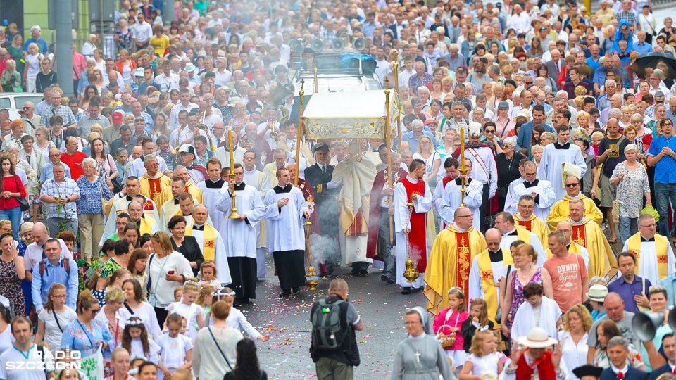 Ponad tysiąc osób przeszło ulicami Szczecina w głównej procesji Bożego Ciała. Fot. Łukasz Szełemej [Radio Szczecin]
