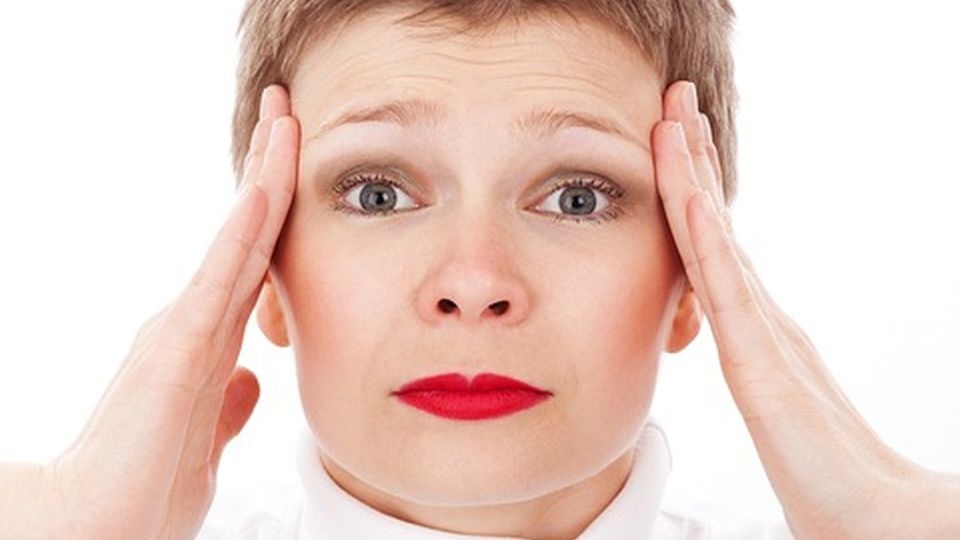 Ataki migreny to szczególny ból głowy - jednostronny tętniący, który trwa od 4 do 72 godzin. źródło: https://pixabay.com/pl/19005/PublicDomainPictures/(CC0 domena publiczna)