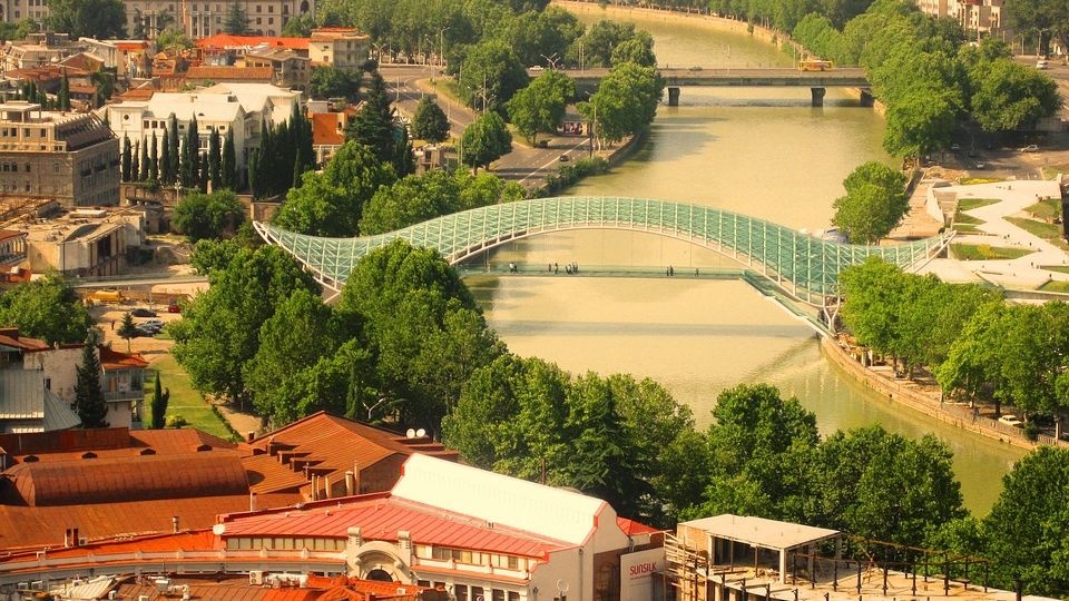 Tbilisi. źródło: https://pixabay.com/pl/683944/maxbenidze/ (CC0 domena publiczna)