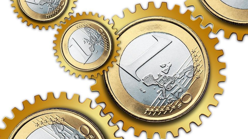 Premier Mateusz Morawiecki mówił w piątek rano, że choć Polska nie ma euro, chce brać udział w dyskusjach na ten temat wspólnej waluty. źródło: https://pixabay.com/pl/76019/geralt/(CC0 domena publiczna)
