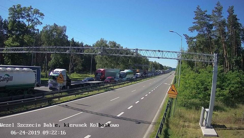 Coraz większy korek tworzy się przed remontowanym fragmentem autostrady A6 w kierunku morza. Fot. szczecin.gddkia.bit-sa.pl
