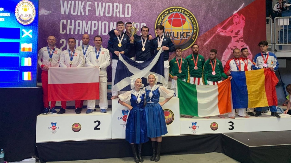 Adrian Fułek (trzeci od lewej) i Paweł Bombolewski (czwarty od lewej) V-ce Mistrzami Świata WUKF w kumite drużynowym rotation seniorów - Bratysława (Słowacja). źródło: Bushikan Szczecin