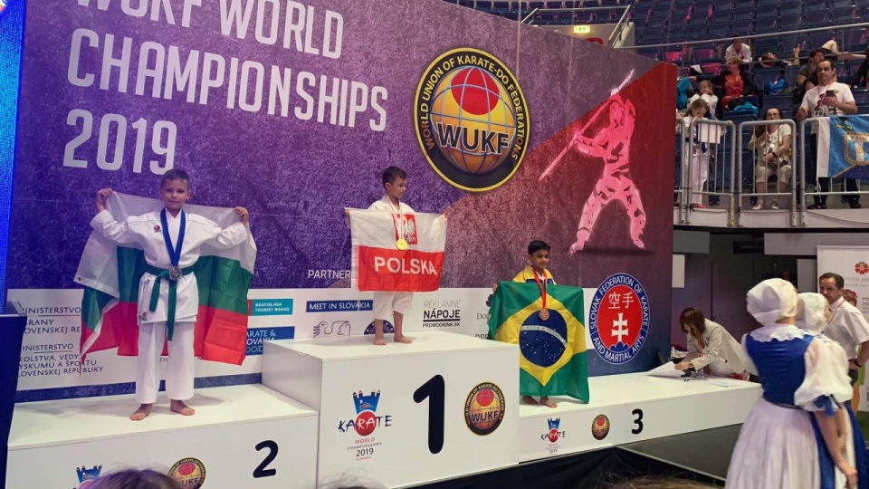 Brunon Giers na pierwszym stopniu podium Mistrzostw Świata 2019 w Bratysławie (Słowacja). źródło: Bushikan Szczecin