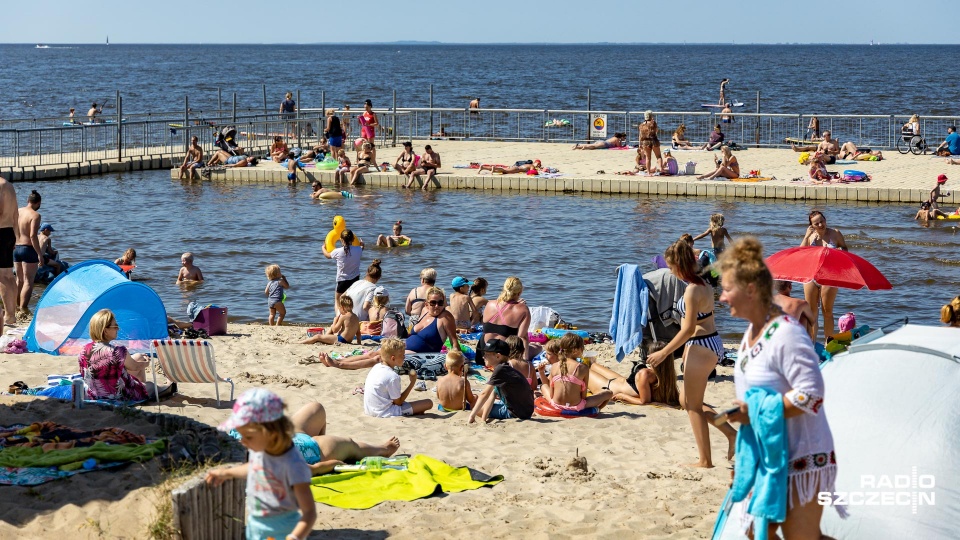 Plaża w Trzebieży pełna ludzi - trwa tam impreza "Czas na EkoTrzebież". Fot. Robert Stachnik [Radio Szczecin]