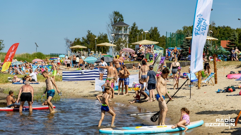 Plaża w Trzebieży pełna ludzi - trwa tam impreza "Czas na EkoTrzebież". Fot. Robert Stachnik [Radio Szczecin]