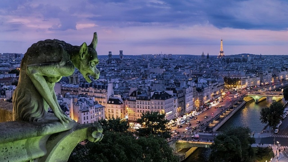 Wysokie temperatury panują także w Paryżu, gdzie wiele osób, w tym turyści, szukają ochłody w fontannach. źródło: https://pixabay.com/pl/1852928/Pexels/ (CC0 domena publiczna)
