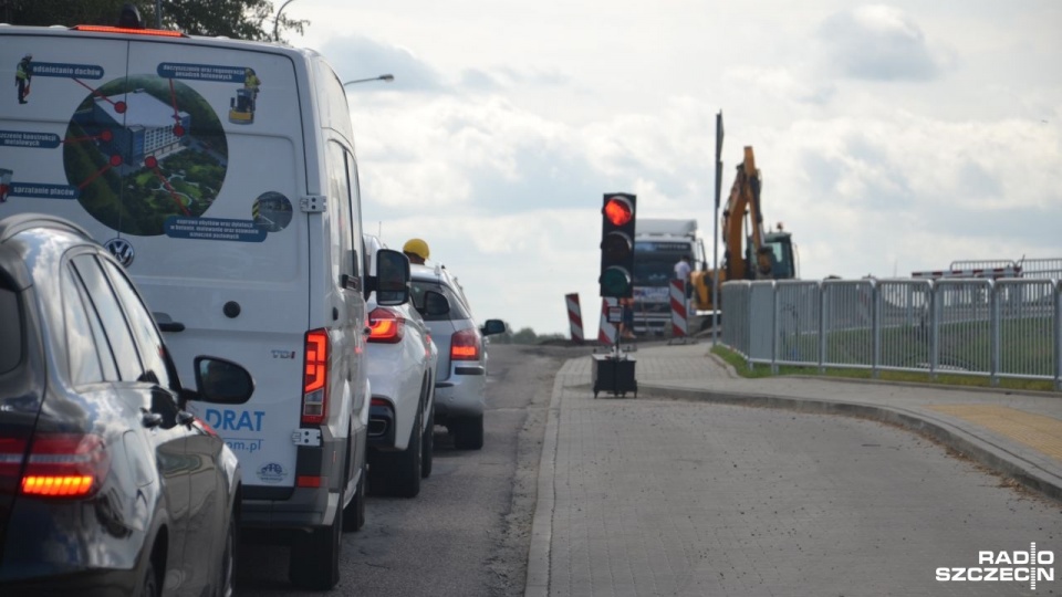 Obecnie na wjeździe do Kołobrzegu od strony Białogardu tworzą się gigantyczne korki. Ruch regulowany jest przez sygnalizację świetlną, a wjeżdżając do miasta należy liczyć się z kilkudziesięciominutowym postojem. Fot. Przemysław Polanin [Radio Szczecin]