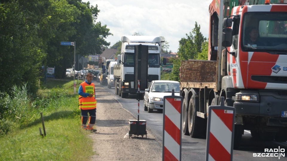 Obecnie na wjeździe do Kołobrzegu od strony Białogardu tworzą się gigantyczne korki. Ruch regulowany jest przez sygnalizację świetlną, a wjeżdżając do miasta należy liczyć się z kilkudziesięciominutowym postojem. Fot. Przemysław Polanin [Radio Szczecin]
