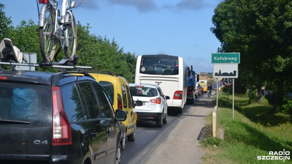 Obecnie na wjeździe do Kołobrzegu od strony Białogardu tworzą się gigantyczne korki. Ruch regulowany jest przez sygnalizację świetlną, a wjeżdżając do miasta należy liczyć się z kilkudziesięciominutowym postojem. Fot. Przemysław Polanin [Radio Szczecin]