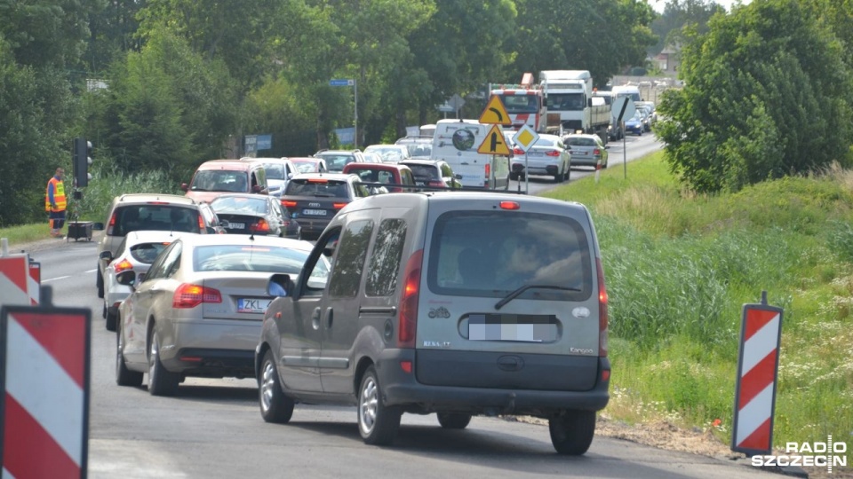Obecnie na wjeździe do Kołobrzegu od strony Białogardu tworzą się gigantyczne korki. Ruch regulowany jest przez sygnalizację świetlną, a wjeżdżając do miasta należy liczyć się z kilkudziesięciominutowym postojem. Fot. Przemysław Polanin [Radio Szczecin]