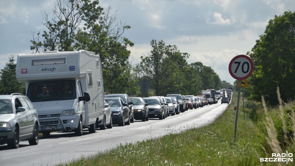 Obecnie na wjeździe do Kołobrzegu od strony Białogardu tworzą się gigantyczne korki. Ruch regulowany jest przez sygnalizację świetlną, a wjeżdżając do miasta należy liczyć się z kilkudziesięciominutowym postojem. Fot. Przemysław Polanin [Radio Szczecin]
