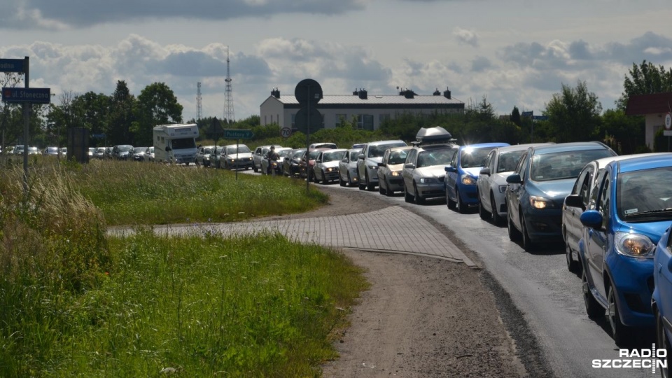 Obecnie na wjeździe do Kołobrzegu od strony Białogardu tworzą się gigantyczne korki. Ruch regulowany jest przez sygnalizację świetlną, a wjeżdżając do miasta należy liczyć się z kilkudziesięciominutowym postojem. Fot. Przemysław Polanin [Radio Szczecin]