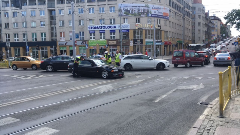 Częściowo zablokowane jest skrzyżowanie alei Bohaterów Warszawy z ulicą Jagiellońską w Szczecinie. Fot. Tomasz Świtalski