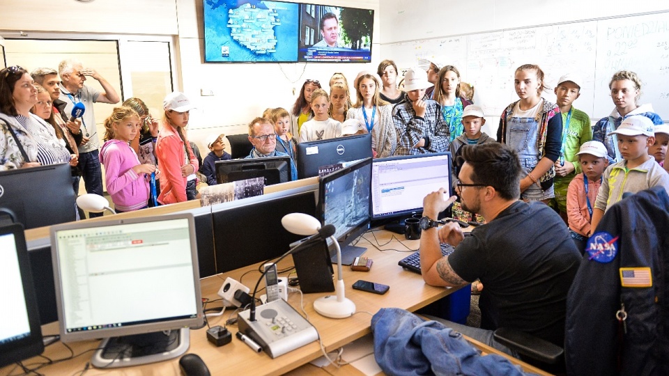 40-osobowa grupa polskich dzieci z Litwy, która wypoczywa w Zachodniopomorskiem na wakacjach odwiedziła siedzibę Radia Szczecin. Fot. Łukasz Szełemej [Radio Szczecin]