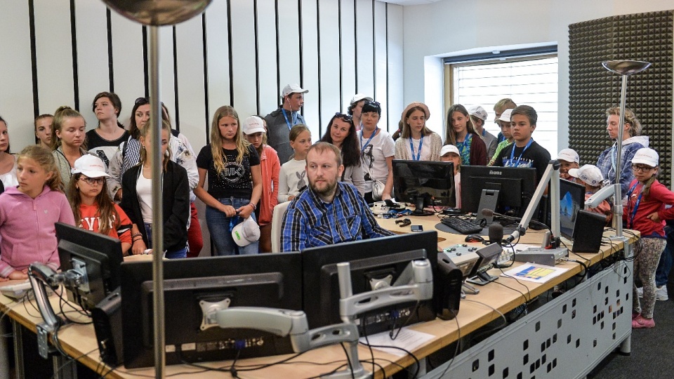 40-osobowa grupa polskich dzieci z Litwy, która wypoczywa w Zachodniopomorskiem na wakacjach odwiedziła siedzibę Radia Szczecin. Fot. Łukasz Szełemej [Radio Szczecin]